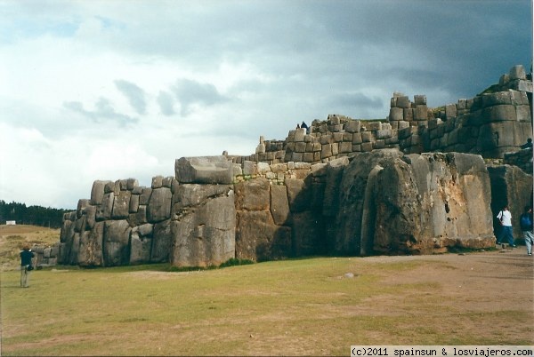 Murallas de Sacsayhuaman - Cuzco
Sacsayhuaman es una gran fortaleza Inca a 2 km de Cuzco. Muchas de sus piedras se trasladaron a la ciudad para construir iglesias y palacios.
