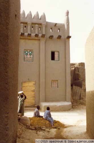 Una calle de Djene
Calle del casco histórico de la ciudad de Djene... como si hubiese otra cosa en la ciudad, aparte de la ciudad vieja.
