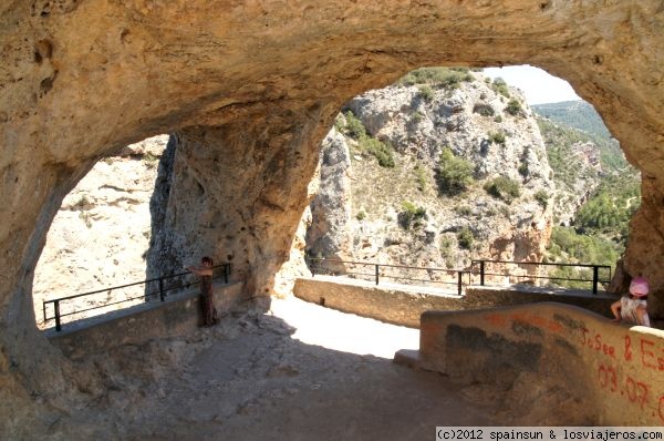 Ventano del Diablo - Serranía de Cuenca
El Ventano del Diablo es una cueva-mirador (doble arco de piedra) con fantásticas vistas sobre la Serranía de Cuenca y el río Jucar.
