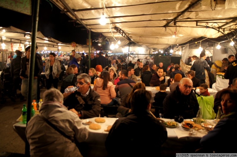 Viajar a  Marruecos: Caleb Tiro Circo - Comiendo en los puestos de la plaza de la Jemaa al Fna (Caleb Tiro Circo)