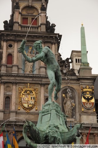 Estatua del Bravo - Amberes
Estatua del legendario soldado romano Bravo. Curioso escudo en la fachada del ayuntamiento, fijarse en el cuarto superior izquierdo del escudo. Claramente reconocible y familiar.
