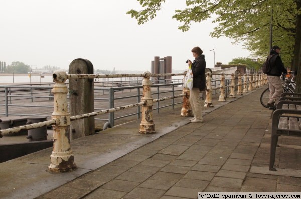 Paseo junto el río Escalda
Paseo fluvial junto al Escalda.
