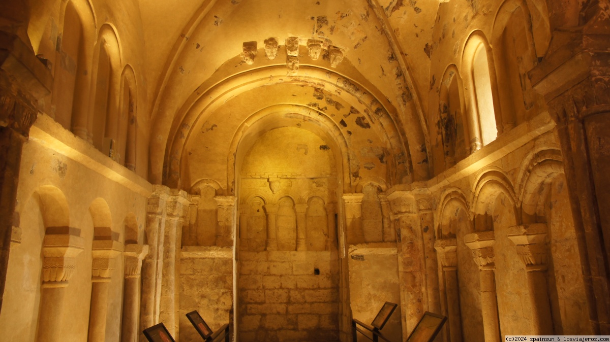 : Interior de la capilla de San Cormac - Roca de Cashel