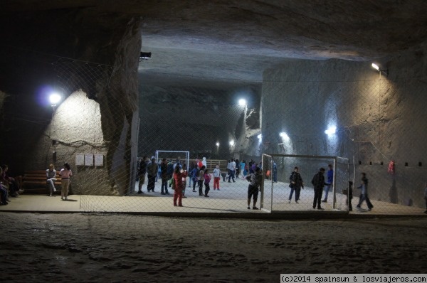 Mina de Sal de Cacica
Partido de fútbol en una sala en el interior de la mina de sal de Cacica, cerca de Gura.
