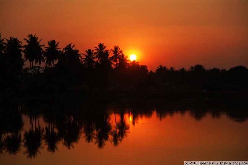 Foro de Goa en India y Nepal: Puesta de sol en una laguna cercana a Mysore, Karnataka