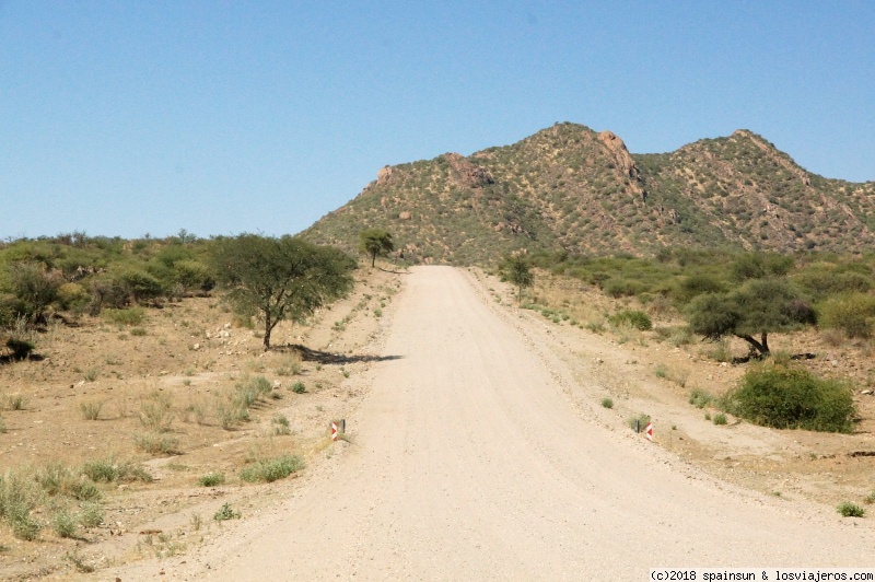 Viajar a  Namibia: Traje Tipico - Paisaje camino de Okahandja (Traje Tipico)