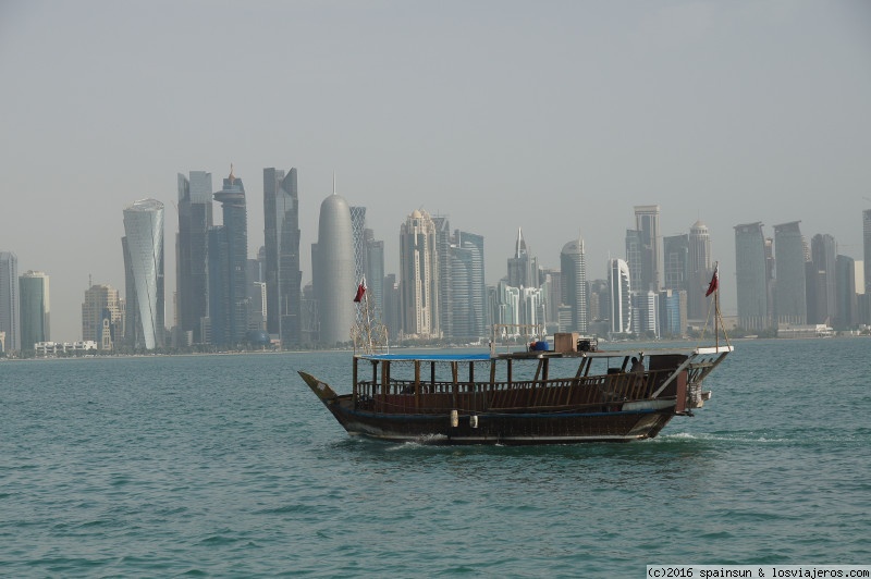 Opiniones Escala Doha en Oriente Próximo y Asia Central: Barco tradicional y el Skyline de Doha al fondo