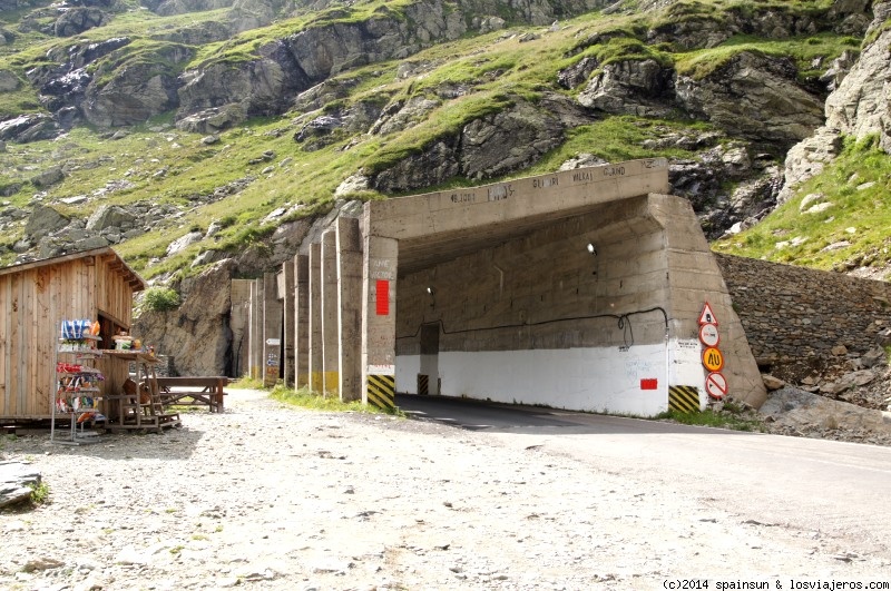 Túnel de la carretera Transfăgărășan Entre el Distrito de Sibiu y Curtea de Arges - Rumania