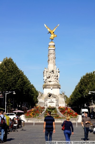 Monumento de la Victoria - Reims
Fue muy dañado durante la I Guerra mundial. En algunas fotos se puede ver que lo único que quedó en la zona, fue dicho monumento, pues los edificios de alrededor cayeron durante los bombardeos.
