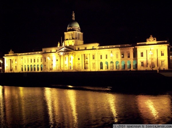 Parlamento de Irlanda - Dublin
El majestuoso edificio del Parlamento de Irlanda con iluminación nocturna y el río Leffa a sus pies.
