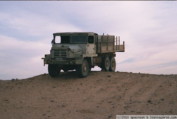 Camion Militar
Camion militar a medio desguazar en las dunas del sur de Argelia.
