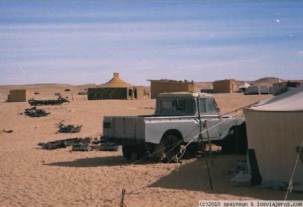 Campamentos de Refugiados de Tindouf
El campamento es también un desguace de vehículos en medio del desierto.
