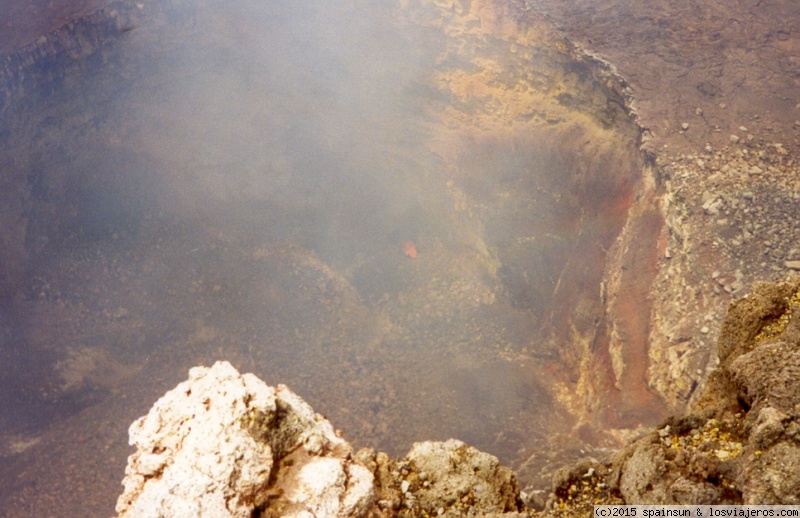 Viajar a  Nicaragua: Masaya - Interior del cráter del Volcán Masaya con actividad volcánica (Masaya)