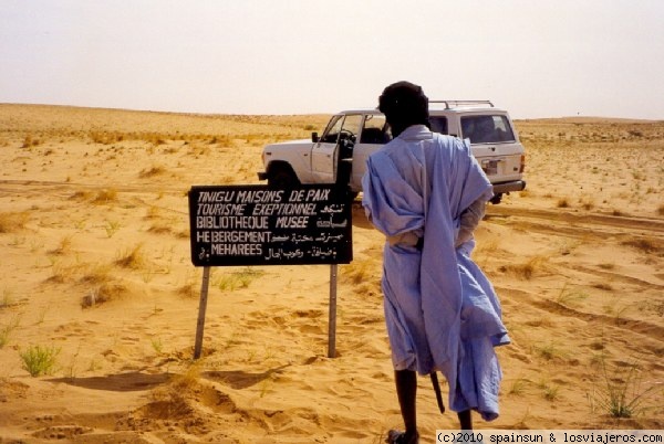 Señal en el desierto
Cartel anunciando un alojamiento en mitad del desierto del Sahara.
