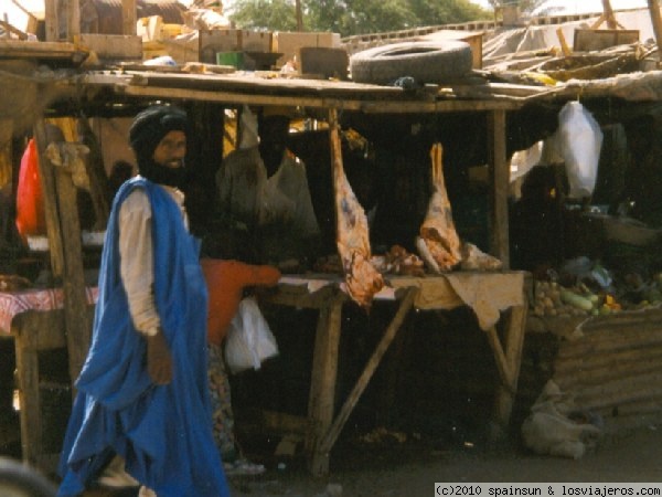 Puesto de Carne - Nouakchott
Las moscas se disputan el mejor bocado de los animales expuestos en el tenderete. La carne de camello es la mas dura que he comido jamás.
