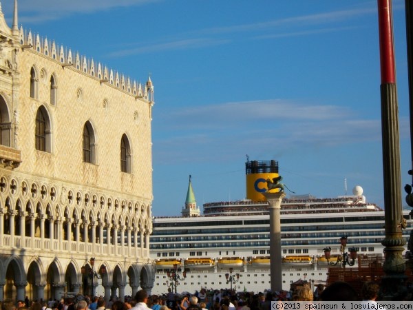 Crucero Costa Fortuna pasando frente a la plaza San Marcos de Venecia
El Costa Fortuna saliendo por el Gran Canal
