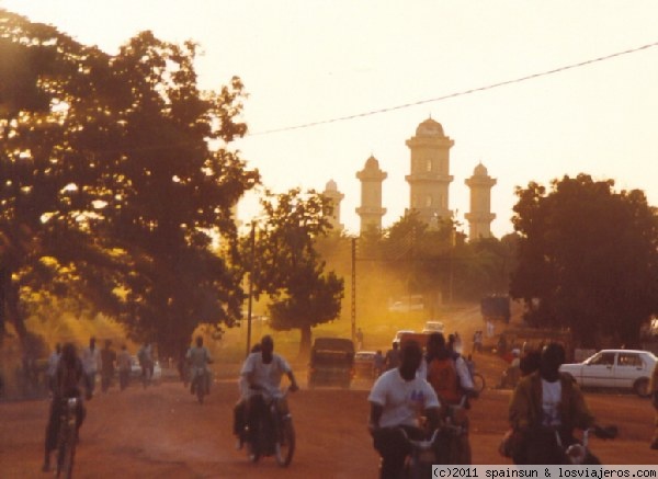 Ajetreo en las calles de Korhogo
Ajetreo en las calles y la Gran Mezquita de la ciudad al fondo.
