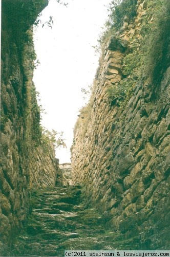 Escaleras de subida a Kuelap - Chachapoyas
Cerca de Chahapoyas, colgada de una montaña, podemos encontrar la fortaleza de Kuelap. Una fortaleza precolombina que pasa por ser una de las mayores construcciones en piedra de America, anterior a los tiempos coloniales.
