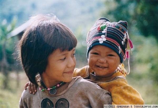Sonrisas que no dejan indiferentes. Sonrisa de dos niños Akha
Una niña que transporta sobre su espaldas a su pequeño hermano.
