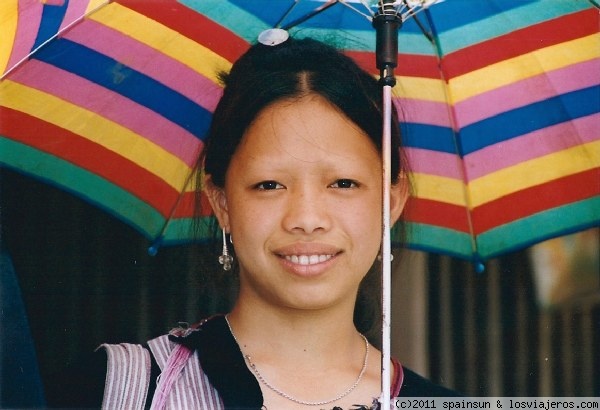 Muchacha Lenten
La tribu Lenten es conocida por diversos nombres: Lao Huay, Lene Tene or Laen Taen. Las chicas lenten llevan las cejas afeitadas.
