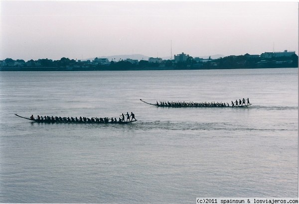 Regatas en el río Mekong
Al final de la época del monzón, sobre finales de septiembre en Laos, se realizan fiestas y regatas para celebrar el cese de las lluvias. En la imagen dos de estas barcas con sus remeros.
