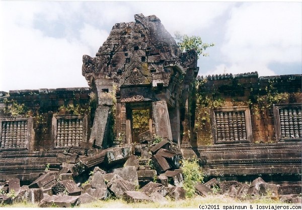 Wat Phu - el estilo Angkor
Wat Phu es un complejo del mismo estilo y coetáneo a los tempos de Angkor, en Camboya, aunque a mucha menor escala.
