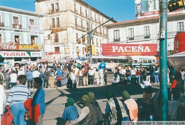 Carrera ciclista - La Paz
Carrera ciclista en La Paz. La gente esperando en el centro de la ciudad al paso de los ciclistas.
