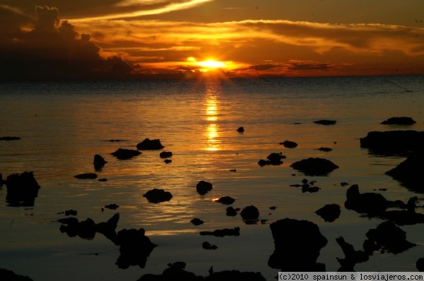 Atardecer sobre el mar de las Celebes
Atardece sobre le mar de las Celebes, en una isla cerca de Sandakan. Lo que no me había dado cuenta es de que tenia el sensor sucio.
