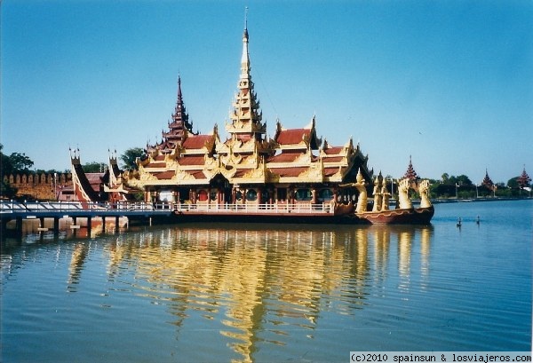 Mandalay
Mandalay es la antigua capital de Birmania. Barco en el complejo real.
