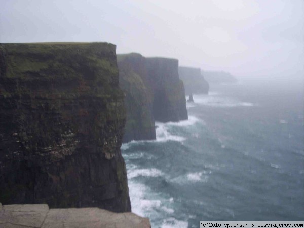 Acantilados de Moher
Acantilados de Moher en plena tormenta. Estos peligrosos acantilados estan situados en la costa oeste de Irlanda.
