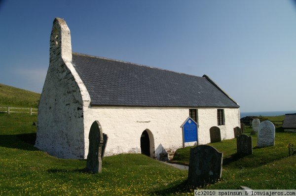 Iglesia en Mwnt - Gales
Mwnt, pronunciado Munt, es uno de los parajes mas tipicos y bonitos de la costa de Gales. La iglesia se situa entre dos bonitas playas, al norte de la bahia de Cardigan. Es un lugar estupendo para ver delfines.
