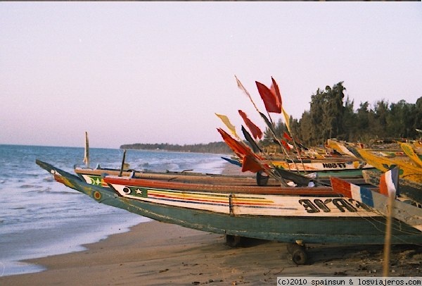 Barcos en Niaging - Pettite Cote
Típicos barcos senegaleses, pintados con alegres colores.
