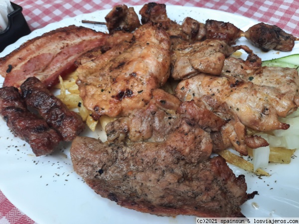Plato típico de carne a la parrilla en Montenegro
Plato de carne a la parrilla con diversos tipos de carne: pollo, cerdo, cordero y salchichas de carne picada.
