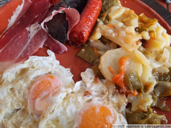 Plato alpujarreño - Alpujarra
El Plato alpujarreño es el plato típico de la Alpujarra: Jamón, huevos, pimientos, patatas, morcilla y longaniza
