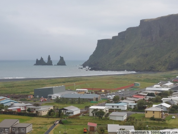 Playa Negra y los Trolls en Vik y Myrdal - Sur de Islandia
Vista de la Playa Negra y los Trolls (rocas en la costa) desde la iglesia de Vik y Myrdal
