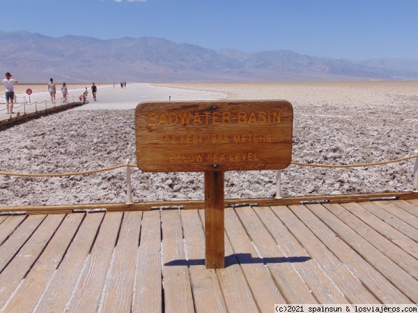 Badwater Basin - Death Valley
Badwater Basin en el Valle de la Muerte destaca por el calor extremo y ser el punto más bajo de América del Norte, con una profundidad de 86 m por debajo del nivel del mar.

