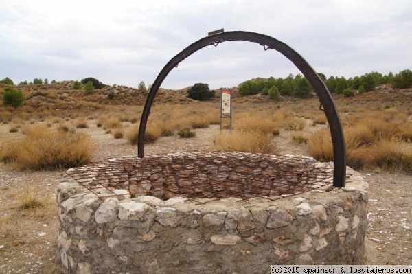 Mina romana de Espejuelo - Osa de la Vega - Cuenca
Aquí podemos encontrar la mina La Condená, la mayor mina conocida de espejuelo romana en Europa. El espejuelo o cristal de Hispania era la causa de la prosperidad de ciudades como Segóbriga, desde donde se exportaba a los principales lugares del Imperio.
