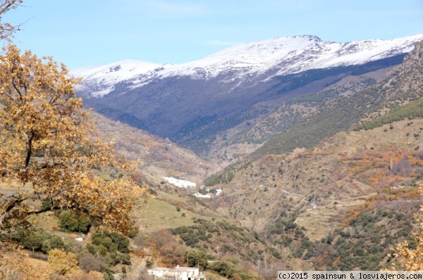 Sierra Nevada desde el barranco de Poqueira
Sierra Nevada con nieve, desde el barranco de Poqueira con los pueblos de Pampaneira y Bubión al fondo.
