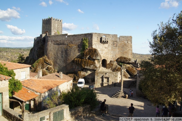 Sortelha, Aldeias históricas de Portugal
Sortelha es una de las Aldeias históricas de Portugal. Población amurallada, rodeada de enormes rocas de granito.
