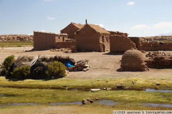 Casas de adobe junto a la Laguna Negra, Potosí
Casas de adobe muy cerca de la Laguna Negra: corral, horno... todo rústico.
