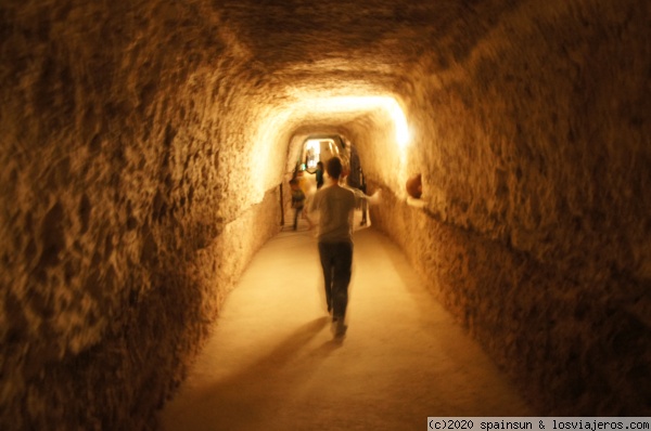 Cuevas del Diablo - Alcalá del Júcar, Albacete
Pintoresca cueva que atraviesa la montaña de un extremo al otro, con numerosas salas y un mirador. Su propietario es uno de sus atractivos.
