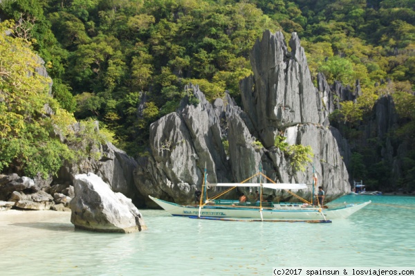 El Nido, Palawan
Filipinas tiene alguna de sus mas famosas y bellas playas en El Nido. Increíbles formaciones rocosas que se sumergen en un mar turquesa.
