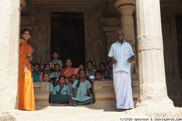 Colegio Indio en Mahabalipuram, Tamil Nadu
Niños con sus profesores en uno de los templos escavados en la roca en la zona del Faro de Mahabalipuram
