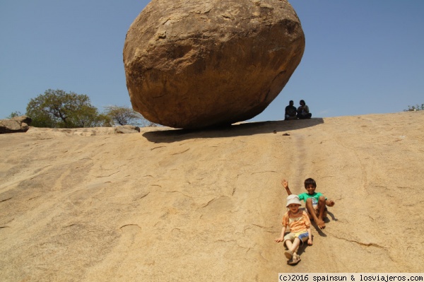 La bola de Mantequilla - Mahabalipuram, Tamil Nadu
La bola de Mantequilla es una piedra en equilibrio en una ladera de roca. Esta en el pueblo de Mahabalipuram, muy cerca de la Penitencia de Arjuna
