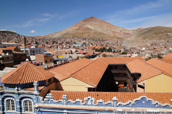Vista de Potosí y Cerro Rico
Años después volvemos a la ciudad imperial y legendaria de Potosí.
