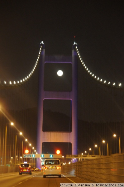 Luna llena en uno de los gigantescos puentes de Hong Kong
Espectacular esta luna llena que nos recibió en uno de los enormes puentes que une el aeropuerto de Hong Kong y las isla de Lantau, con el continente.
 Luna llena en uno de los gigantescos puentes de Hong Kong
Espectacular esta luna llena que nos recibió en uno de los enormes puentes que une el aeropuerto de Hong Kong y las isla de Lantau, con el continente.