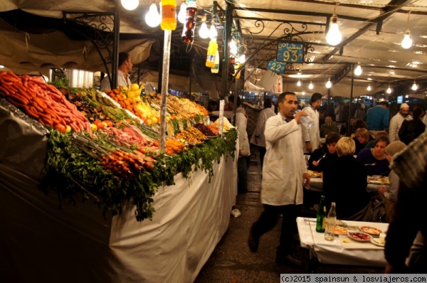 Comida en los puestos de la Jemaa al Fna
Comida expuesta en los puestos de la Jemaa al Fna: pinchos de carne, salchichas, pescado, vegetales....
