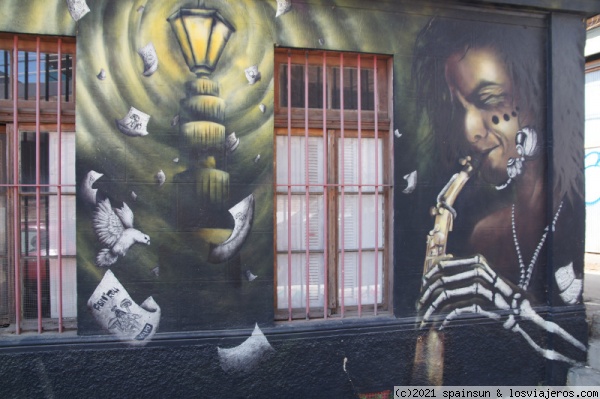 Grafitis en calles de Valparaiso
Grafiti en una de las fachadas de Valparaiso. Hay cientos por la ciudad.
