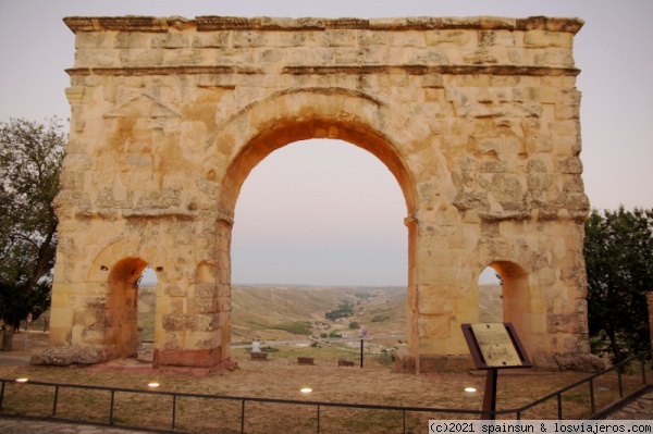 Arco romano de Medinaceli
Abierto desde el S-I, domina las vistas de la ruta entre la meseta y el valle del Ebro: ha visto desfilar a romanos, visigodos, árabes, cristianos, franceses y legiones de turistas.
