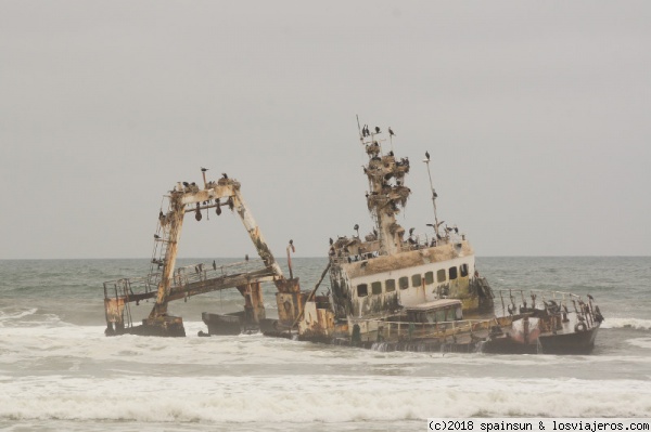 Barco Naufragado en Costa de los Esqueletos
Lugar de descanso del Zeila, un barco naufragado en la Costa de los Esqueletos, hoy colonizado por los pájaros. En la costa hay unos 60 barcos naufragados.
